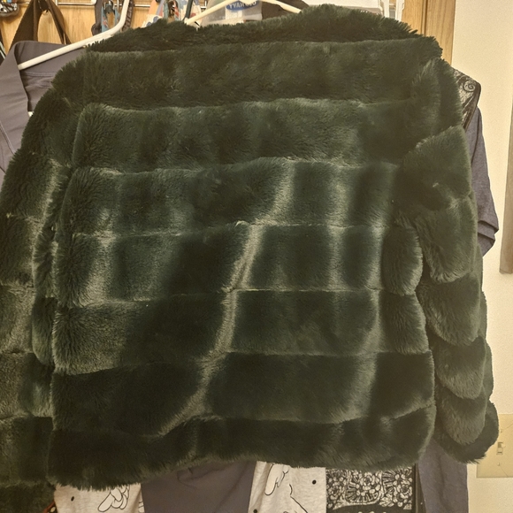 Calvin Klein dark green Faux Fur shrug, XL, with clasp - Picture 2 of 5